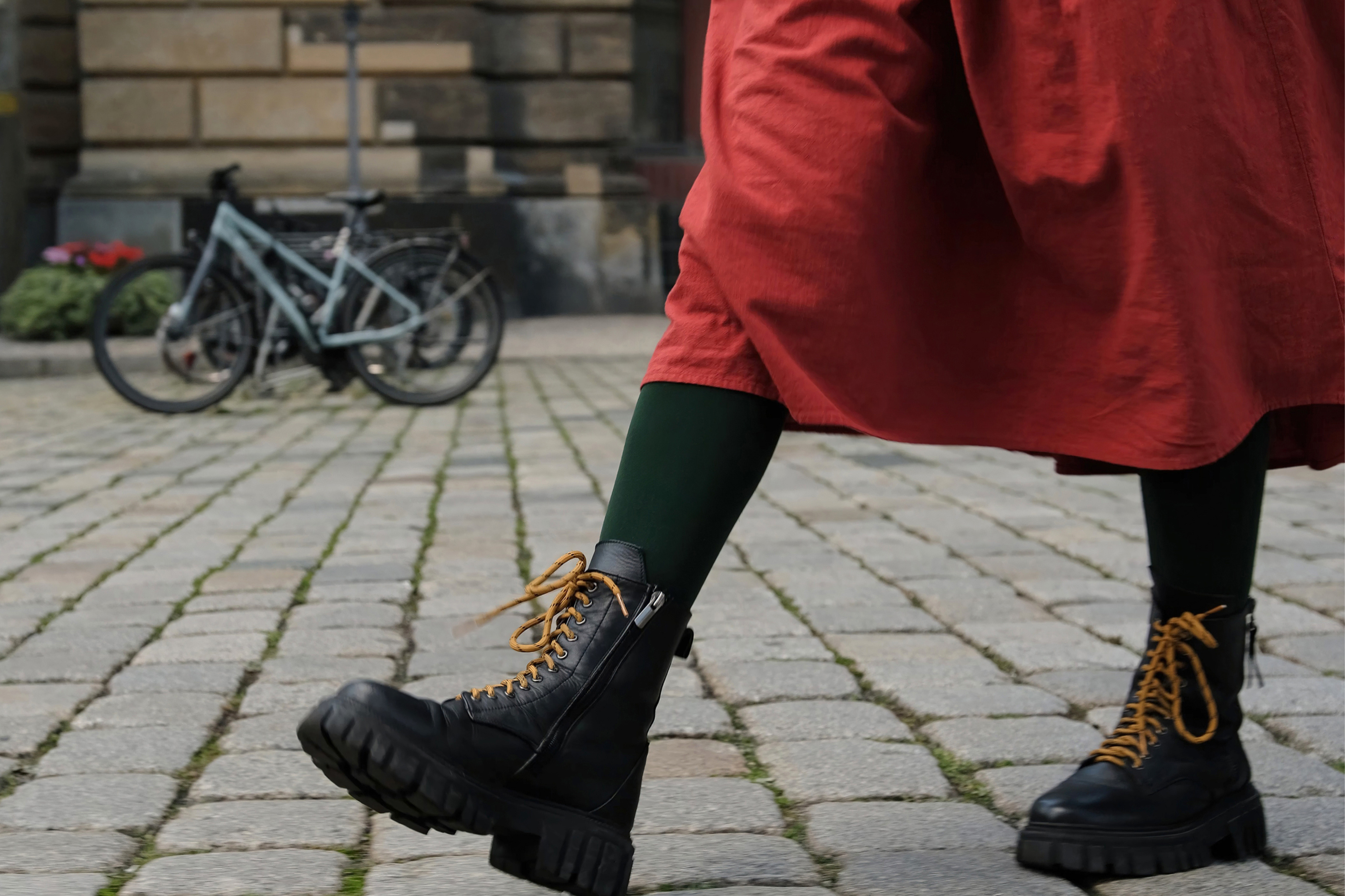 Come indossare i combat boots: la guida completa per uno stile grintoso e raffinato