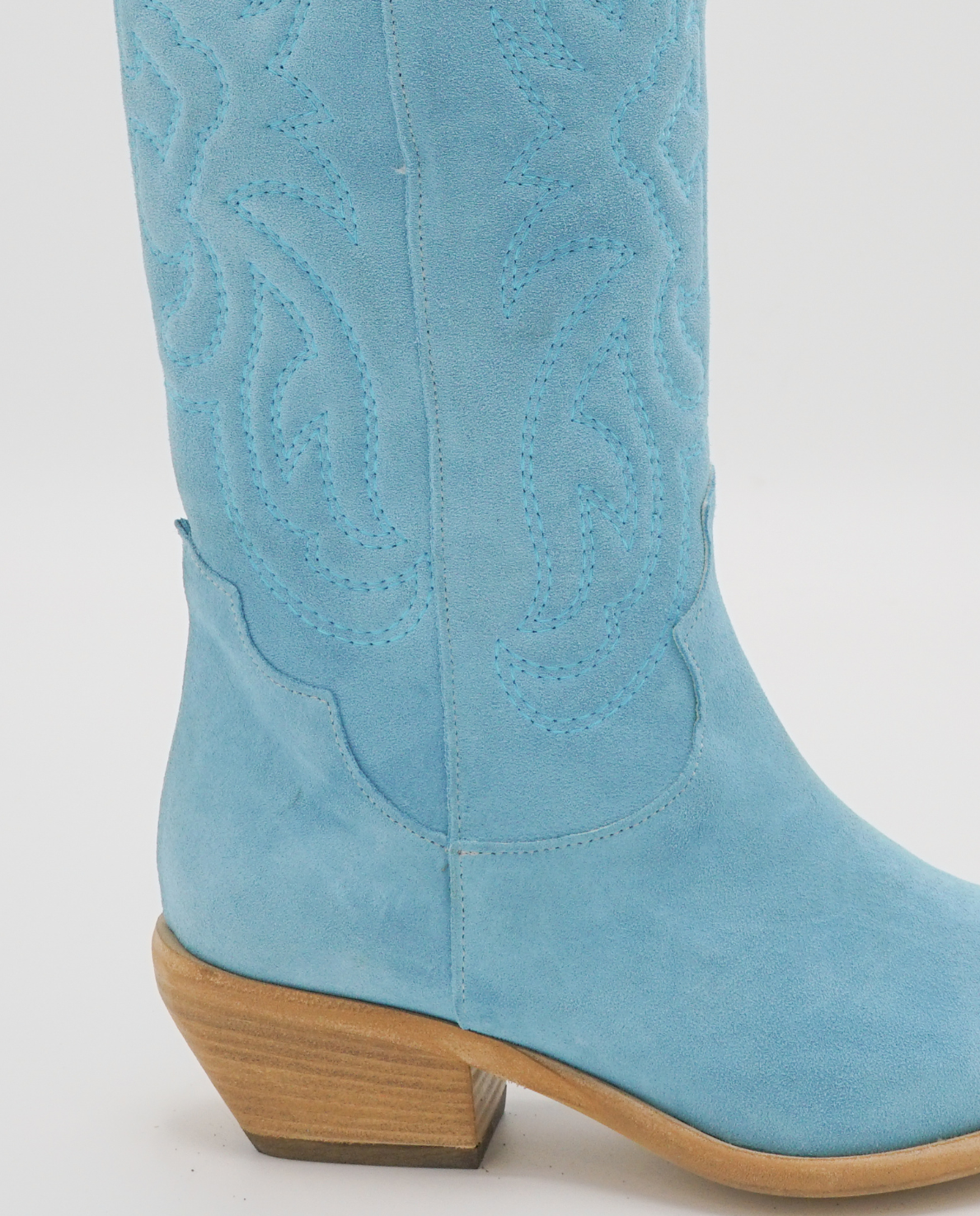 Clare - High Texan brodé en daim Sable