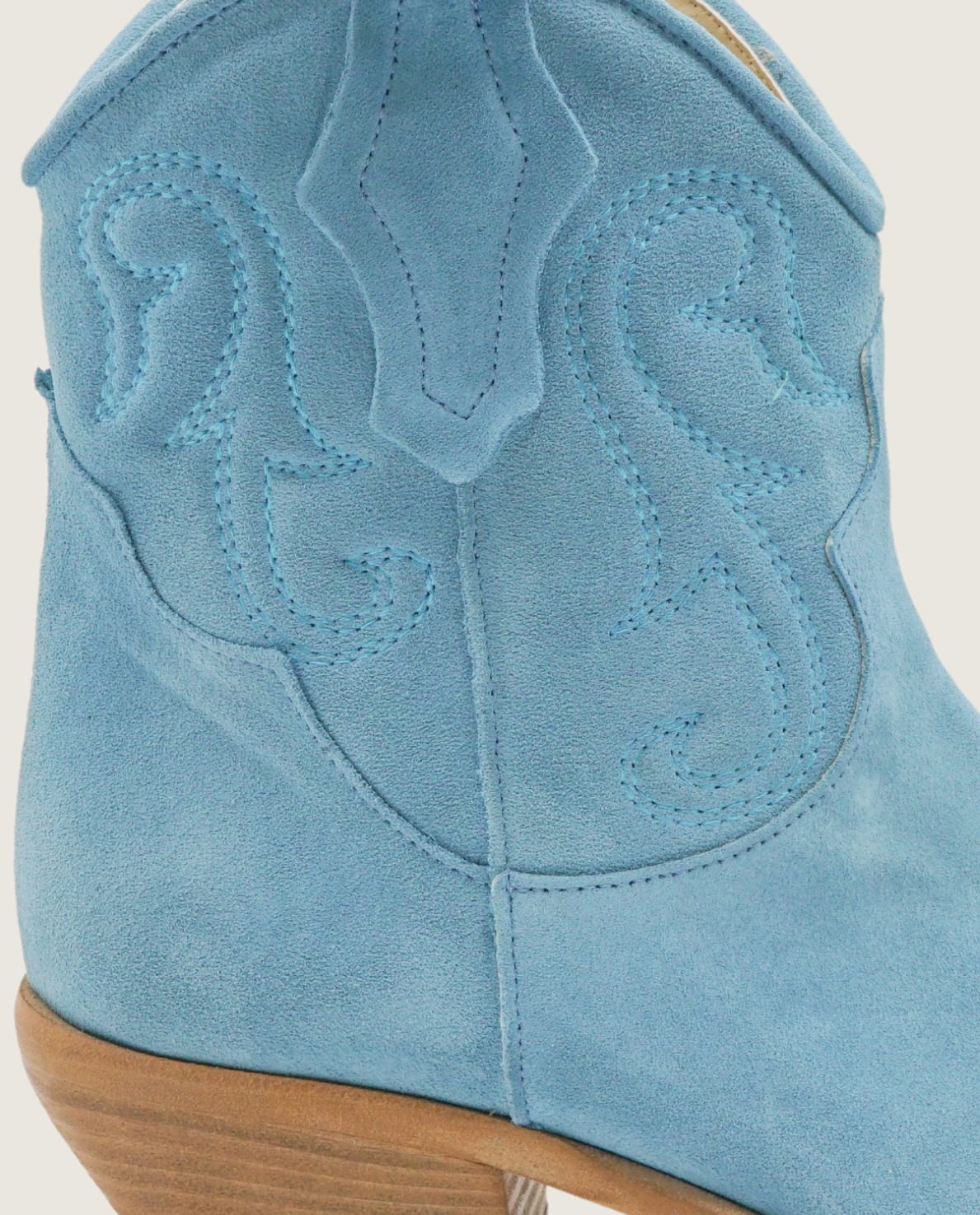 Jade - Texano basso ricamato in Camoscio Celeste dettaglio ricamo