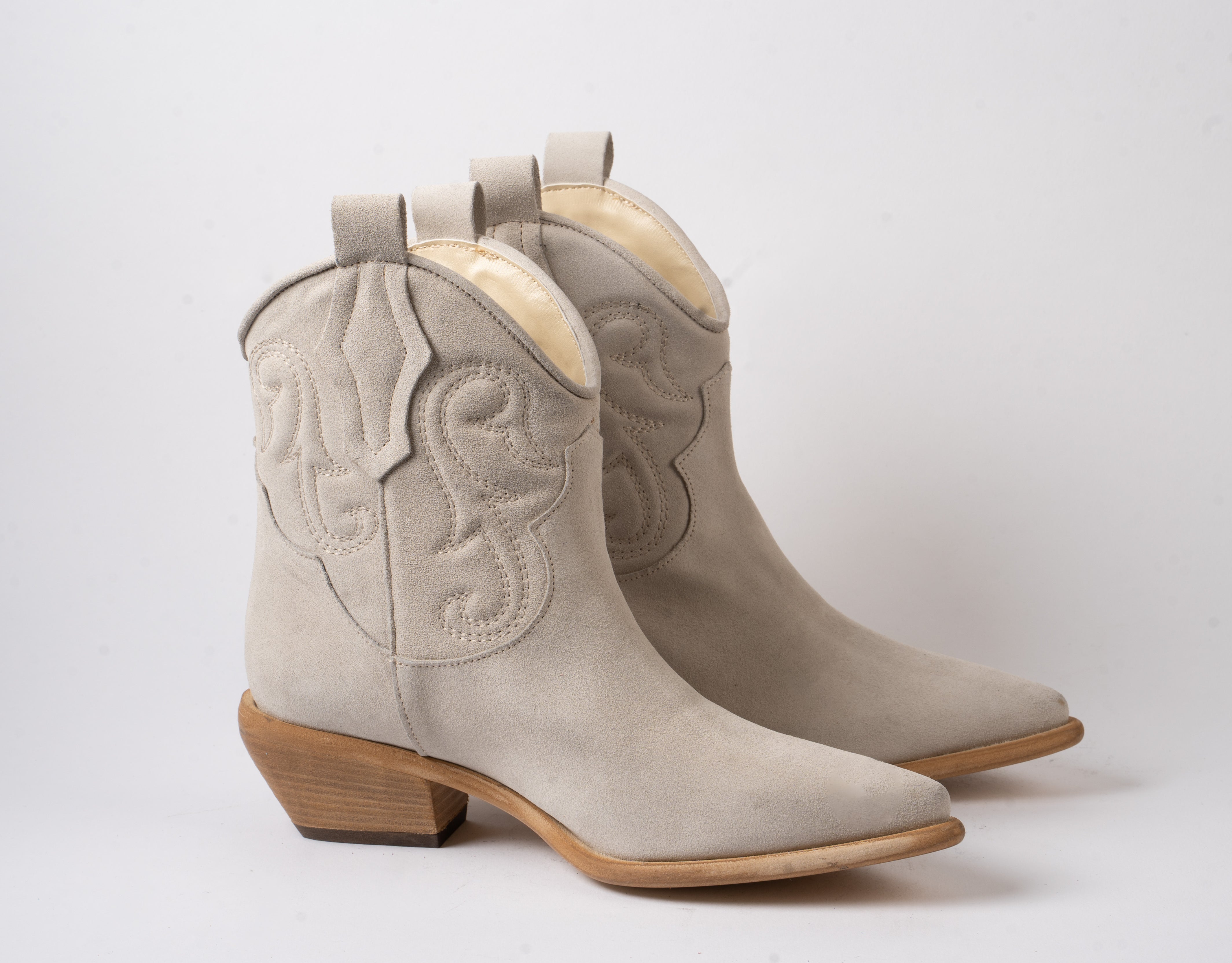 Jade - Texano basso ricamato in camoscio Sabbia