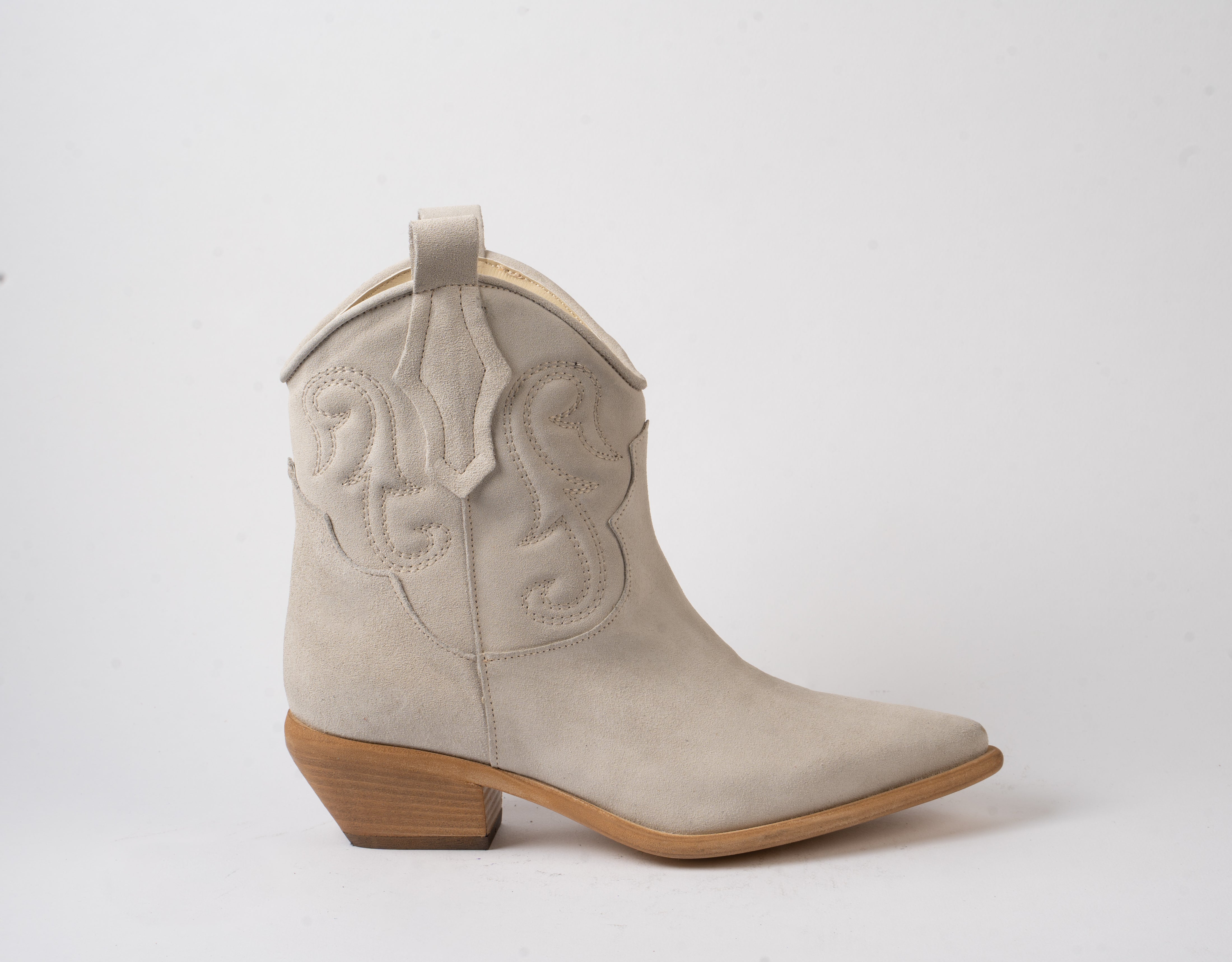 Jade - Texano basso ricamato in camoscio Sabbia