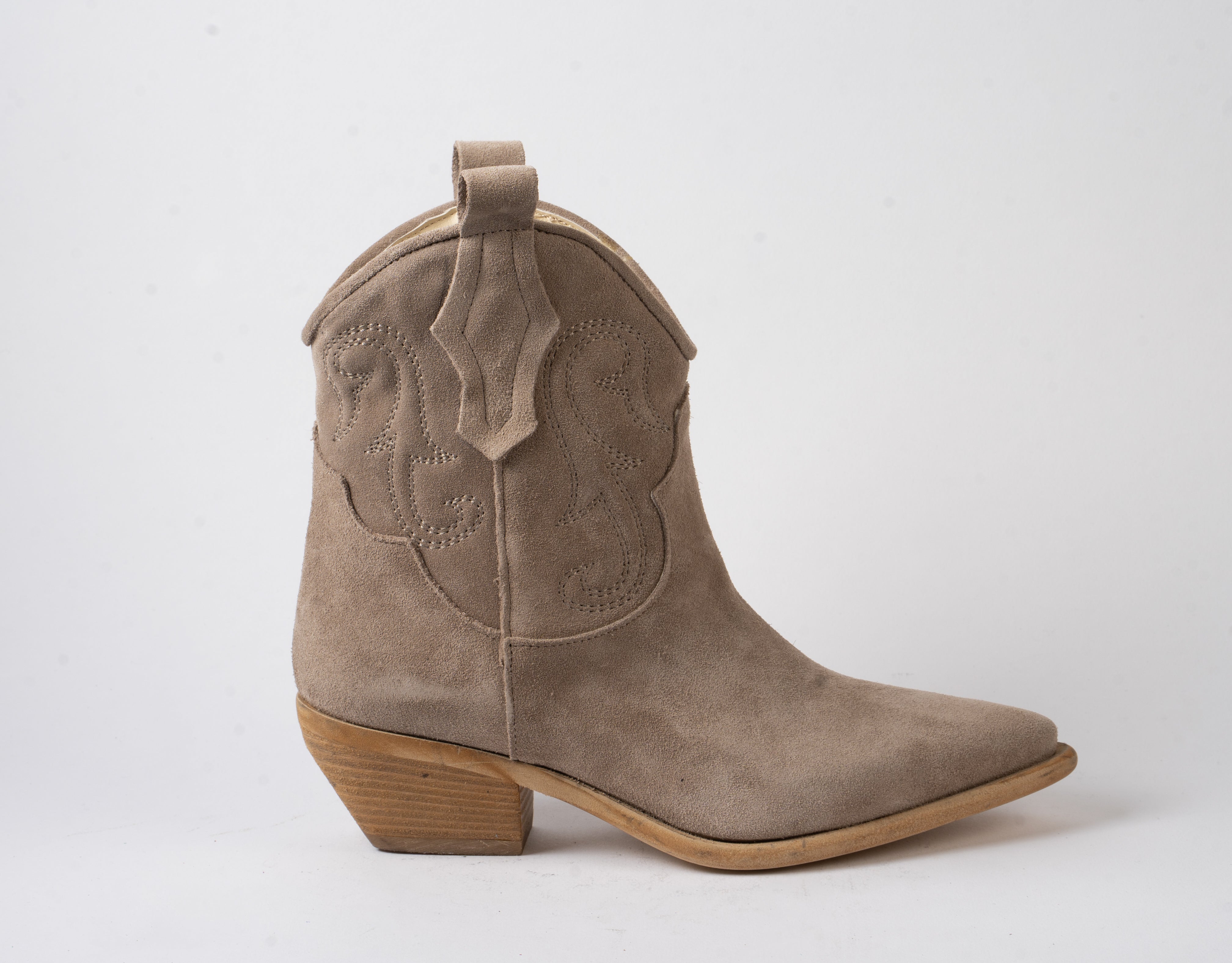 Jade - Low Texan brodé en daim taupe