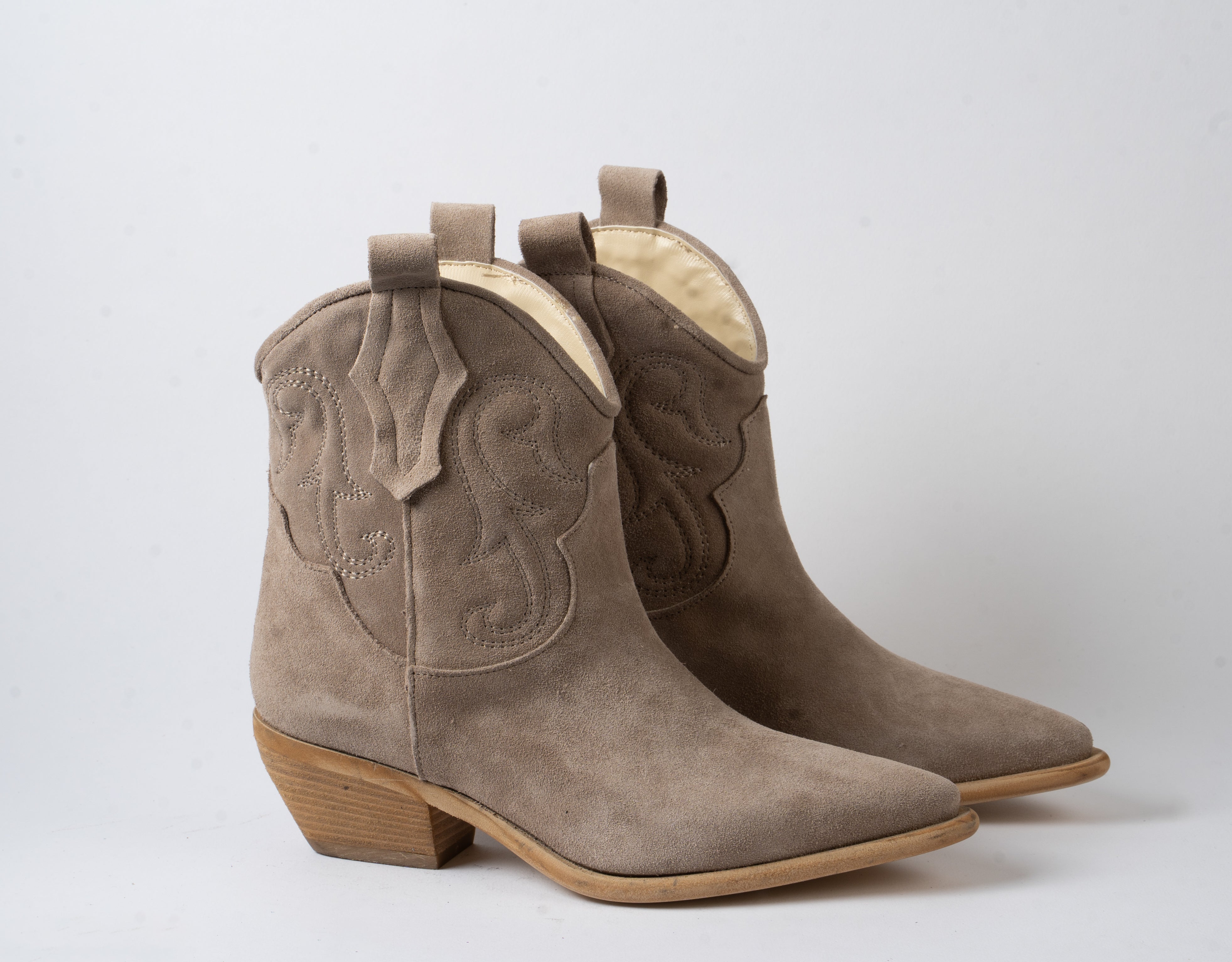 Jade - Low Texan brodé en daim taupe