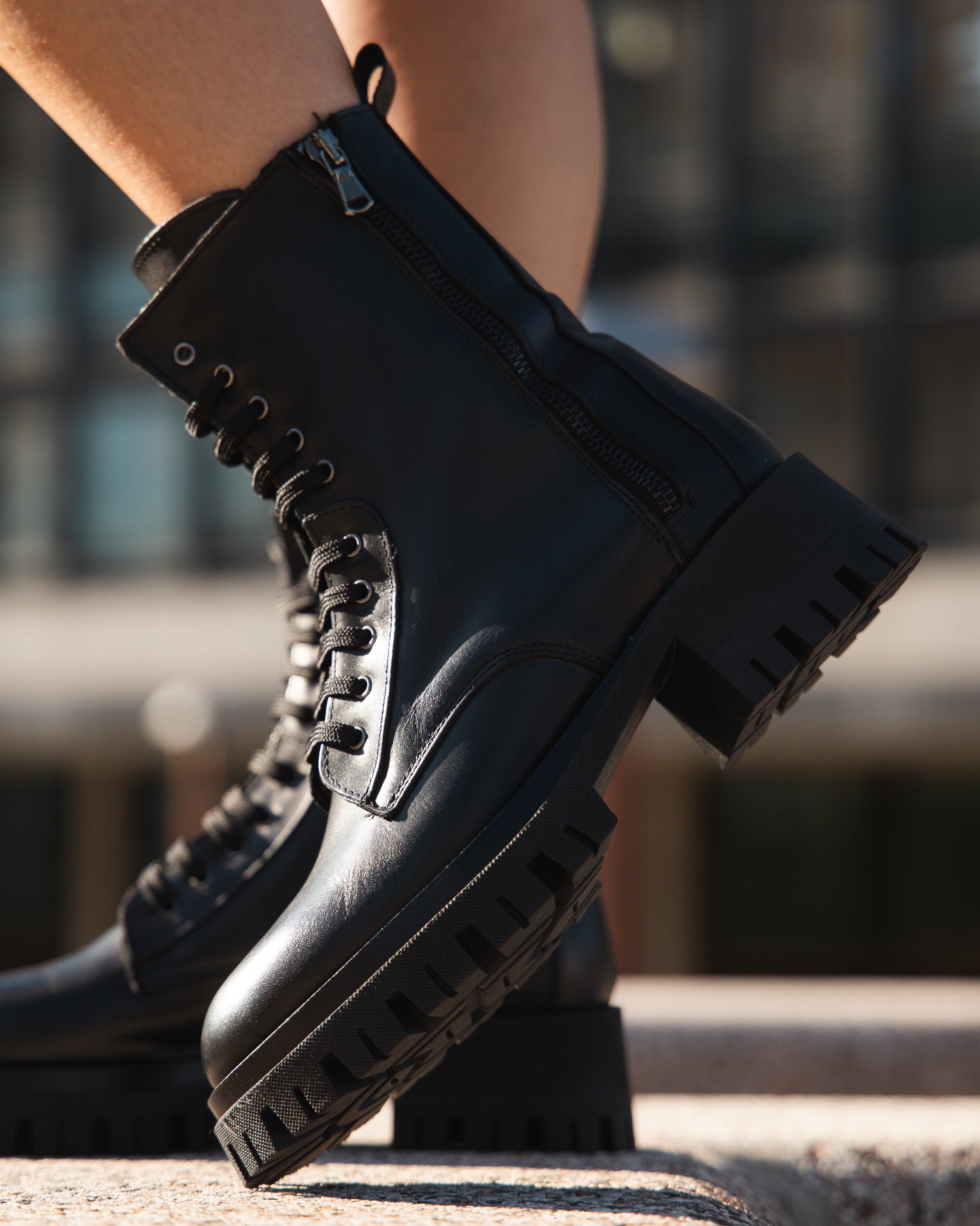 DAKOTA LACED - High amphibian in black calfskin