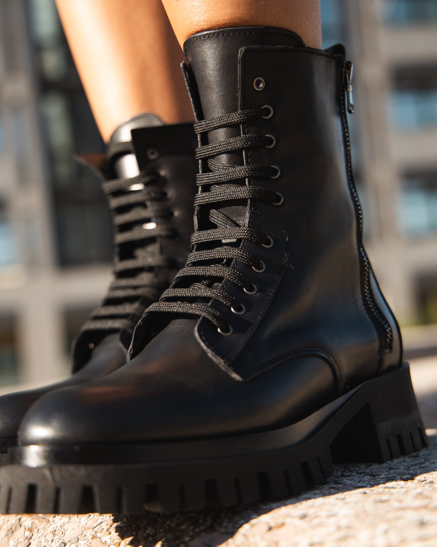 DAKOTA LACED - High amphibian in black calfskin