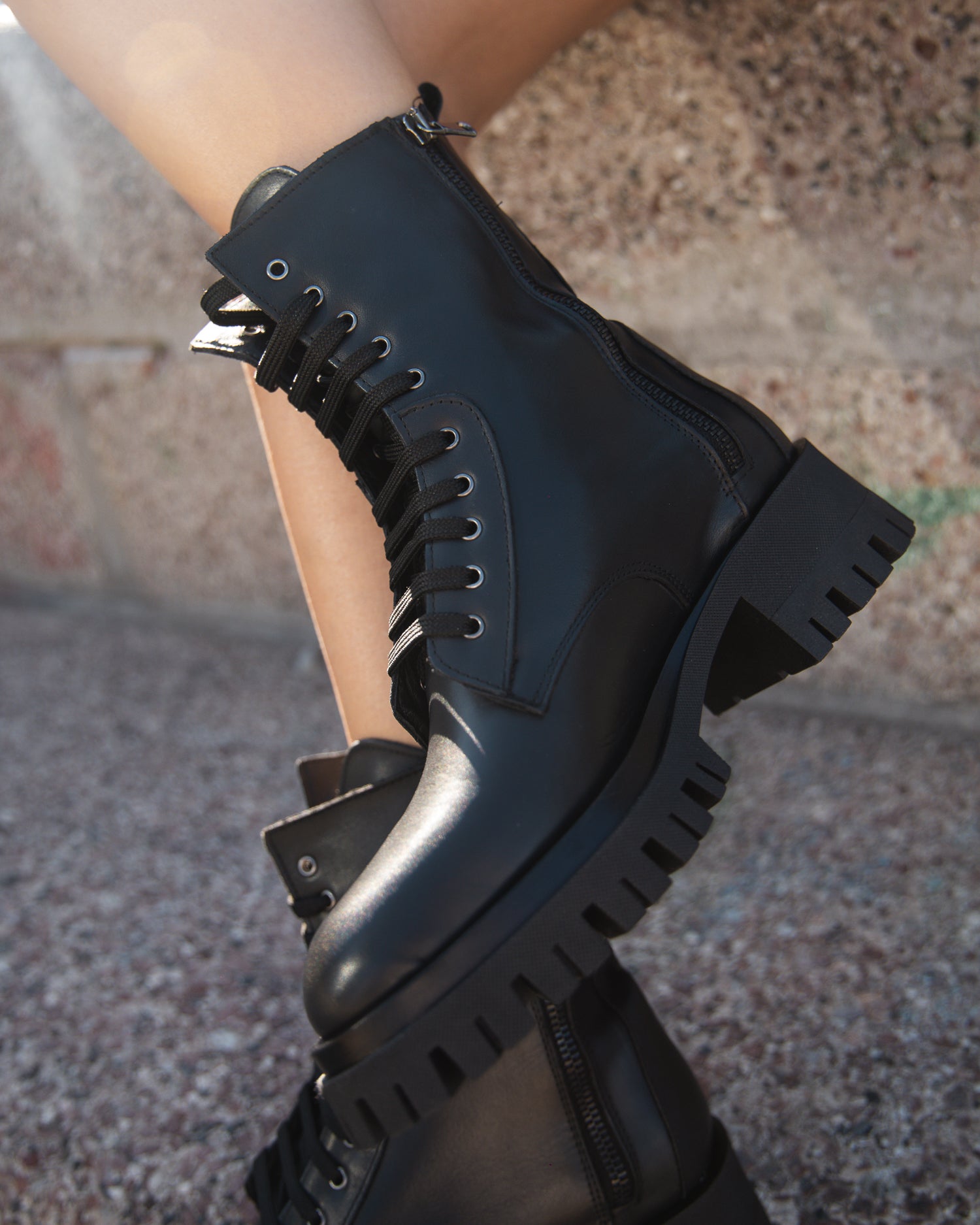 DAKOTA LACED - High amphibian in black calfskin