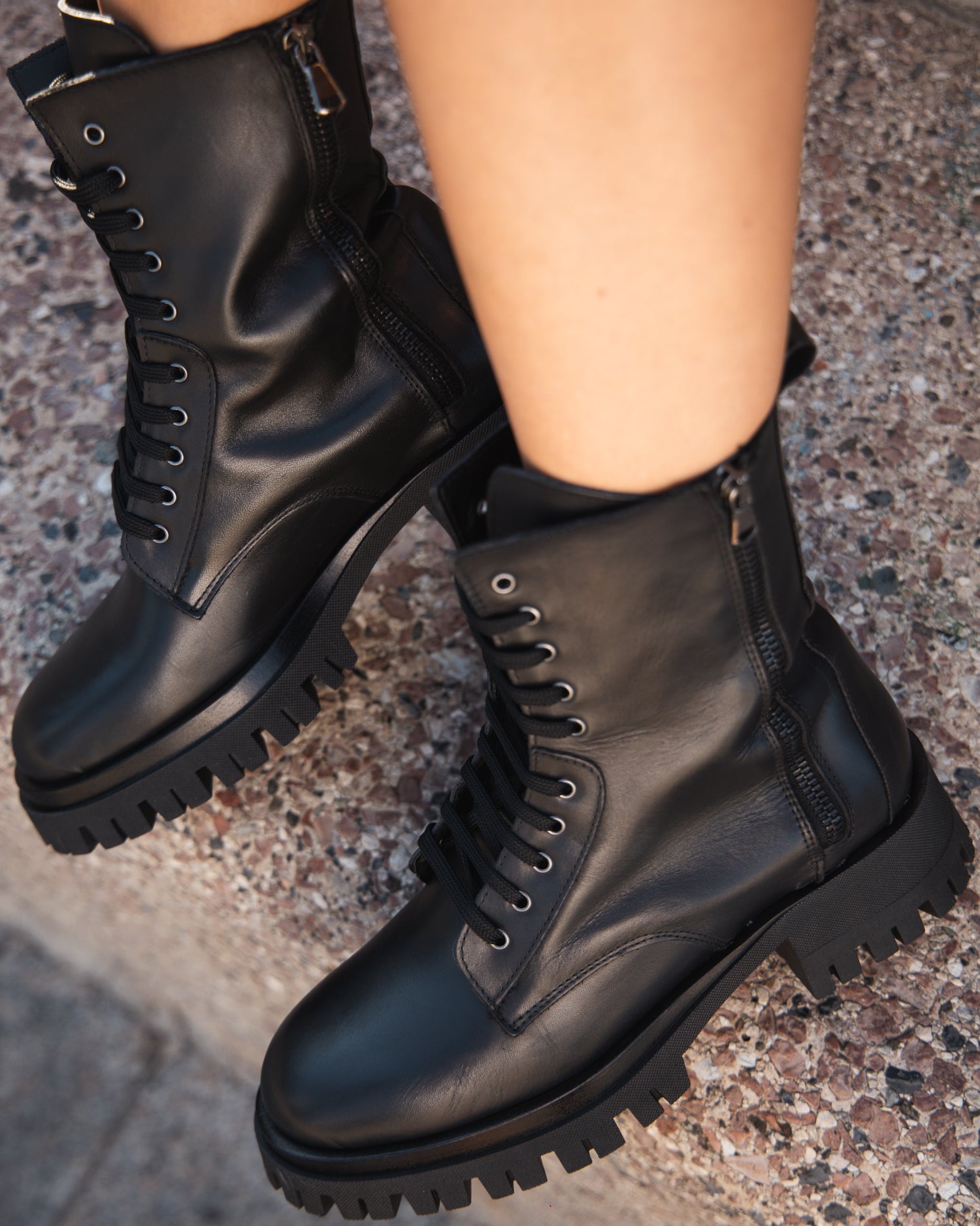 DAKOTA LACED - High amphibian in black calfskin