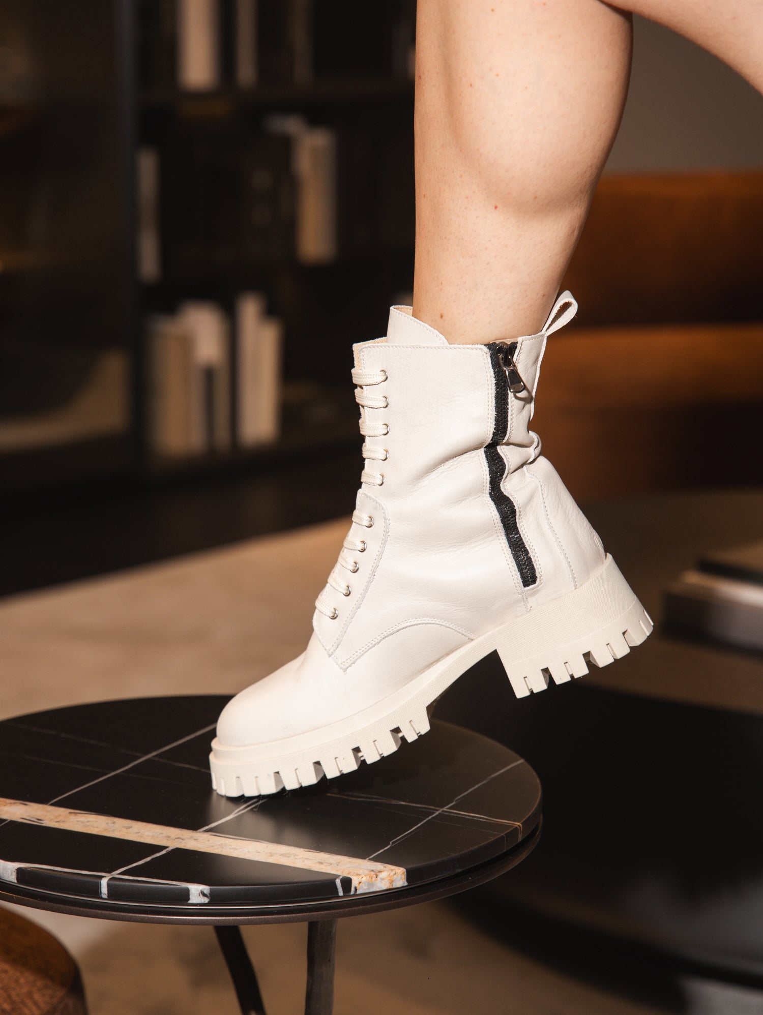 Volt - Anfibio allacciato con zip Off White